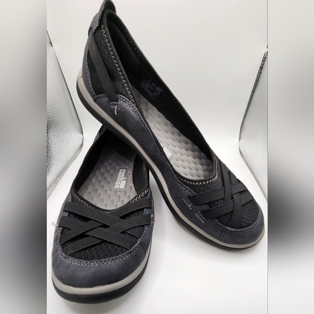 Clarks Black Flats with Breathable Upper and Cushioned Insoles